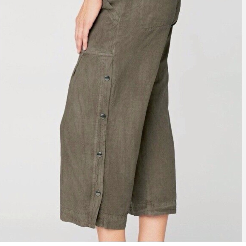XCVI snap accent capris. Rare back pockets, zip